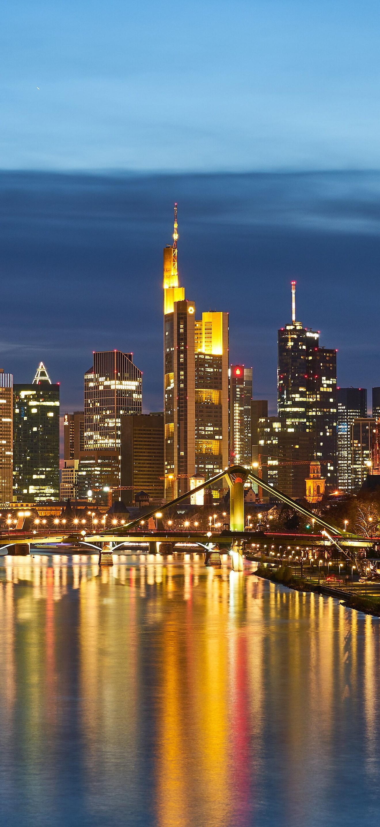 Frankfurt Skyline at night (Unsplash)