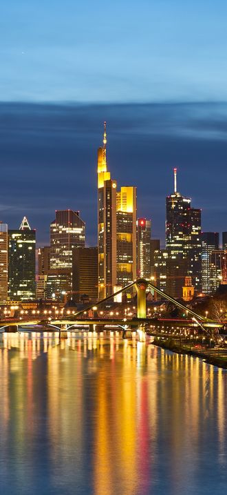 Frankfurt Skyline at night (Unsplash)