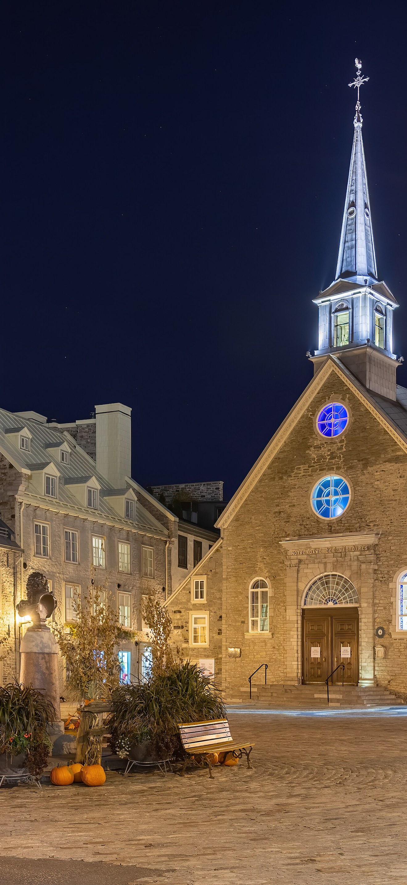Place Royale and Notre-Dame-des-Victoires at night