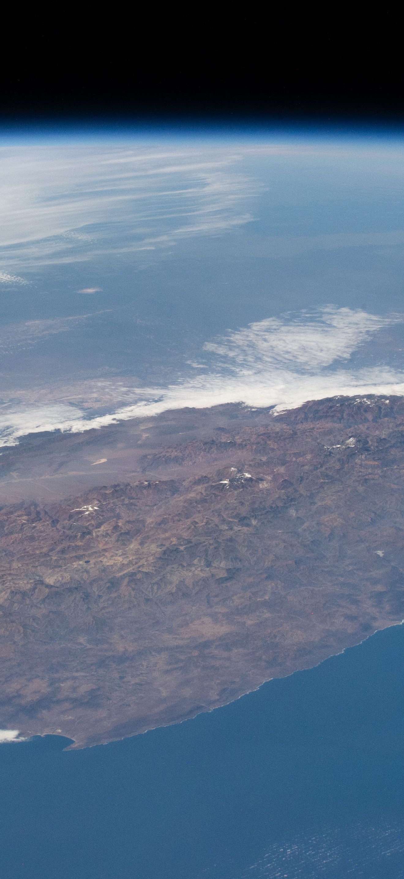 The Andes mountain range runs between Chile and Argentina