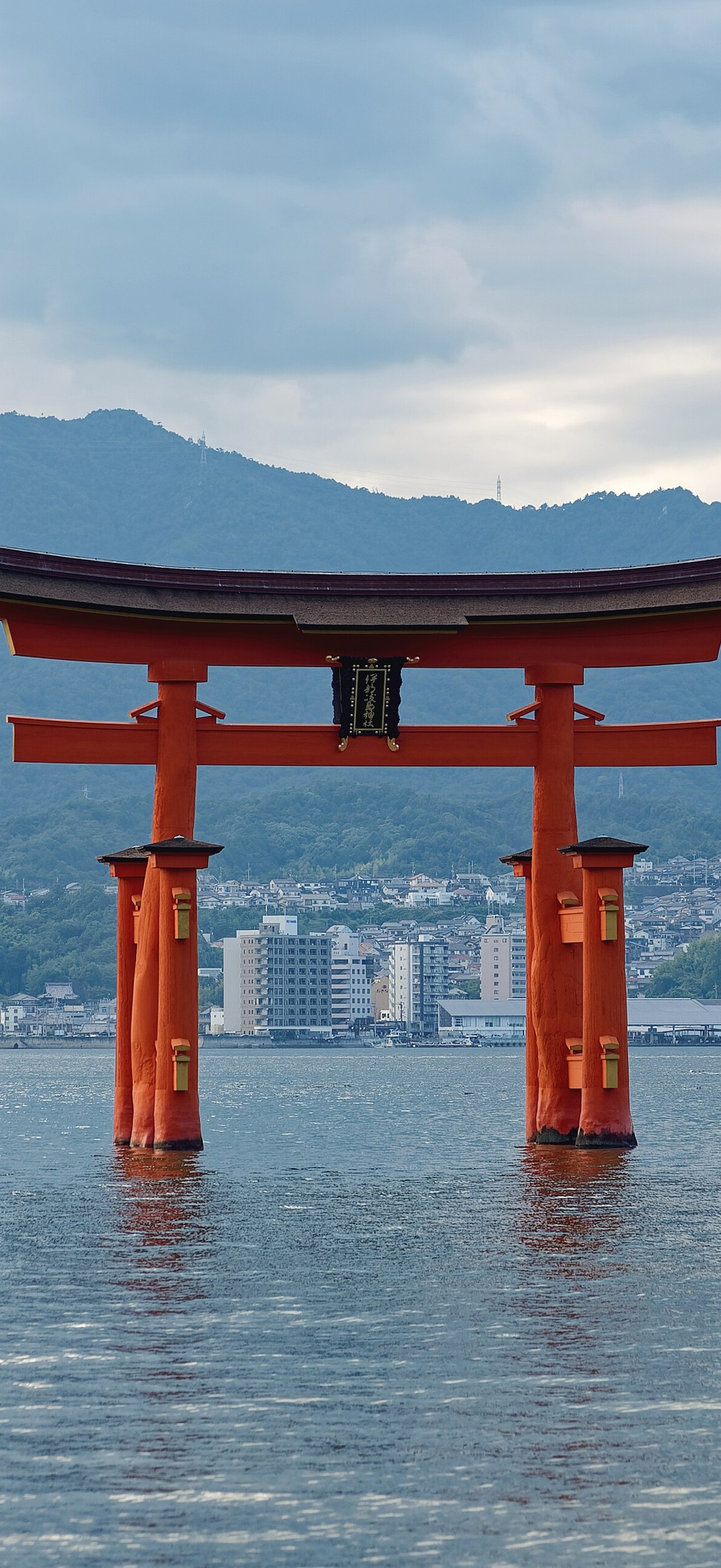 Itsukushima-jinja torii, Miyajima, Japan