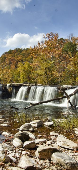 Sandstone Falls, a series of broad but not high waterfalls on wide stretch of the New Rive