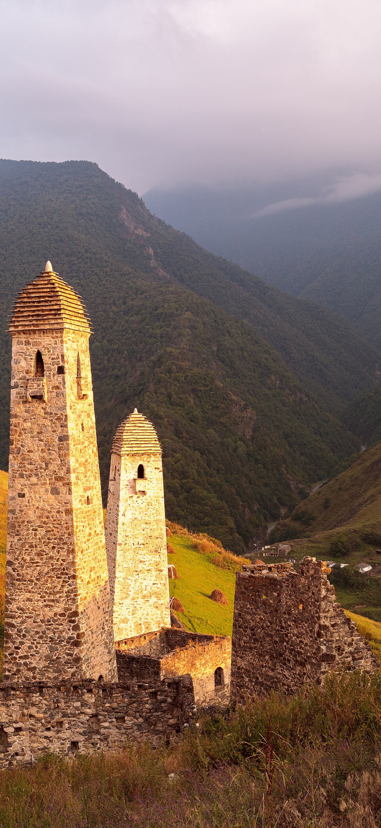 Caucasus, Ingushetia, Ингушские боевые и смотровые башни на закате, горы Кавказа