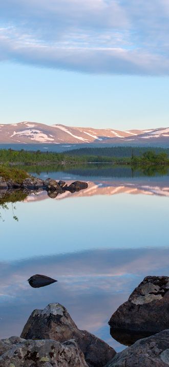 Stuor Dáhtá lake along the Kungsleden trail during golden hour in Kvikkjokk-Kabla fjällurs