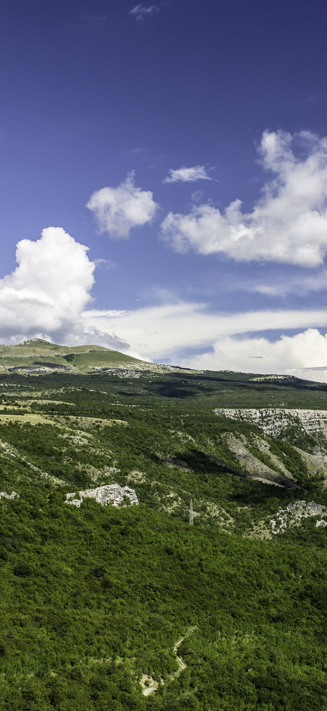 Clouds and rocky hills (Unsplash)