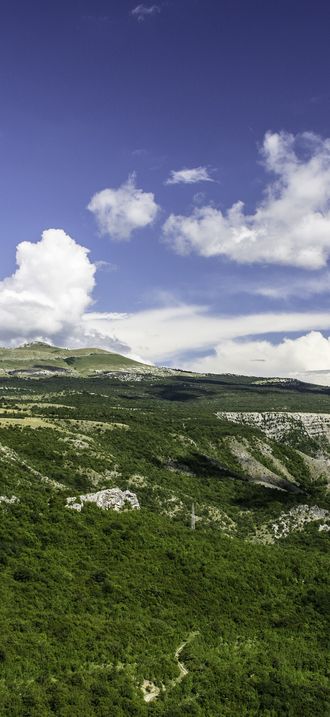 Clouds and rocky hills (Unsplash)