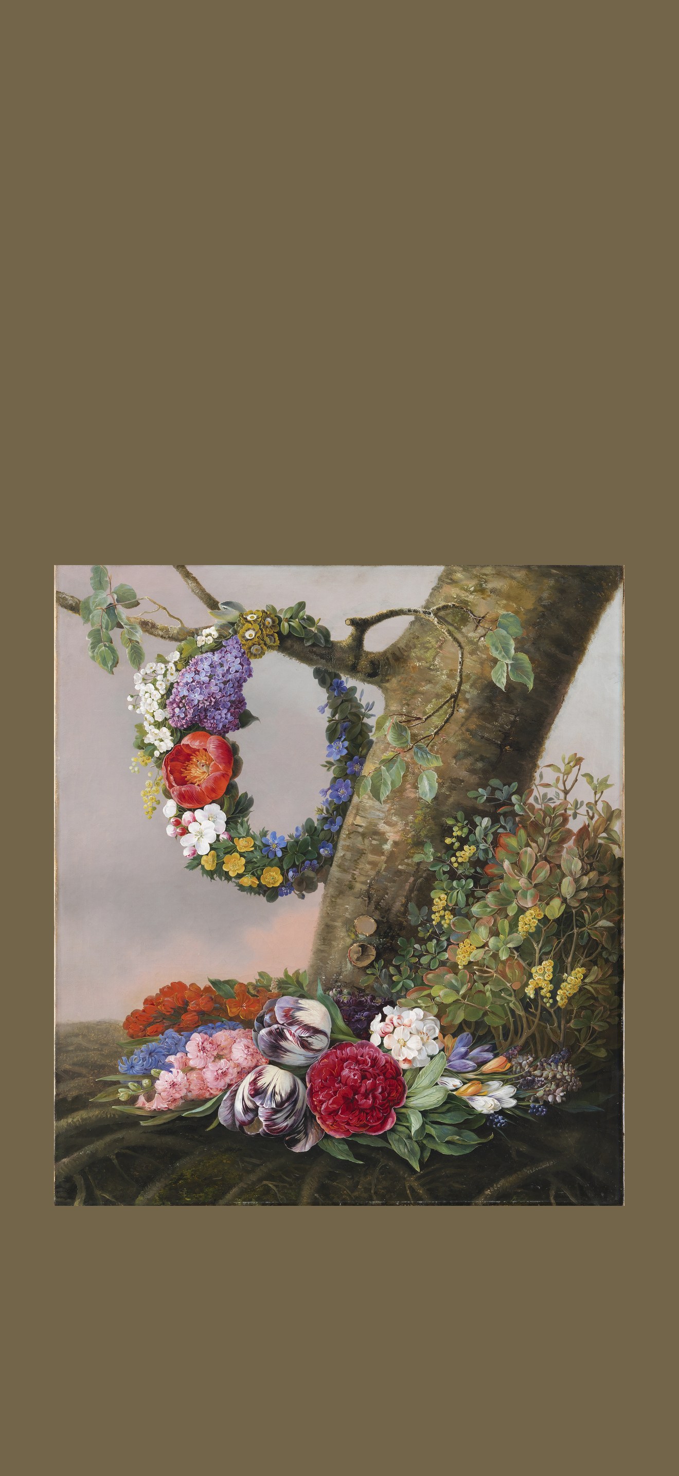 En buket blomster ved foden af et træ. På en gren hænger en blomsterkrans