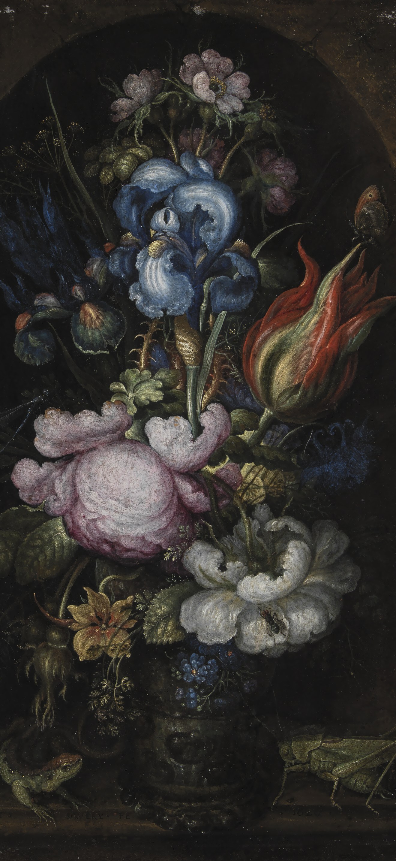Blomsterbuket i en stenniche