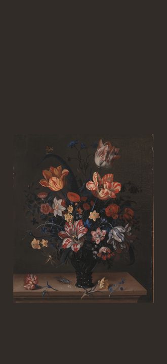 Tulipaner og andre blomster i en rømer